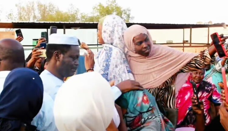 مناوي لدى تفقده النازحين في الصالحة